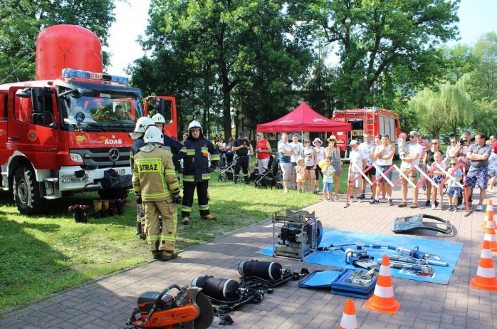Wiślańscy strażacy w czasie pokazu sprzętu